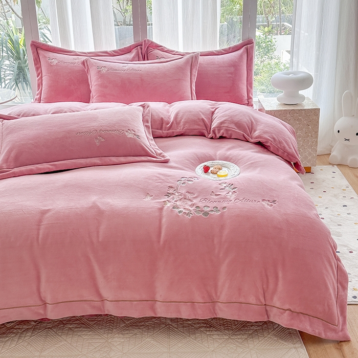 91家纺网 家纺一手货源 找家纺 （总）美伦美焕 2025新款高克重牛奶绒绣花床盖四件套-花好月圆