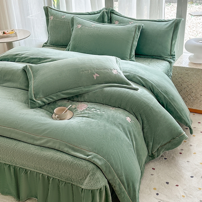 91家纺网 家纺一手货源 找家纺 美伦美焕 2025新款高克重牛奶绒绣花床盖四件套-花好月圆 花好月圆-湖绿
