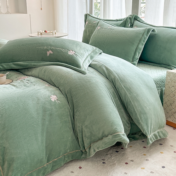 91家纺网 家纺一手货源 找家纺 美伦美焕 2025新款高克重牛奶绒绣花床盖四件套-花好月圆 花好月圆-湖绿