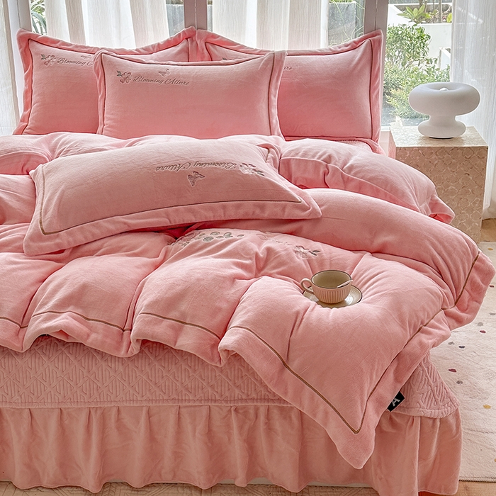 91家纺网 家纺一手货源 找家纺 （总）美伦美焕 2025新款高克重牛奶绒绣花床盖四件套-花好月圆