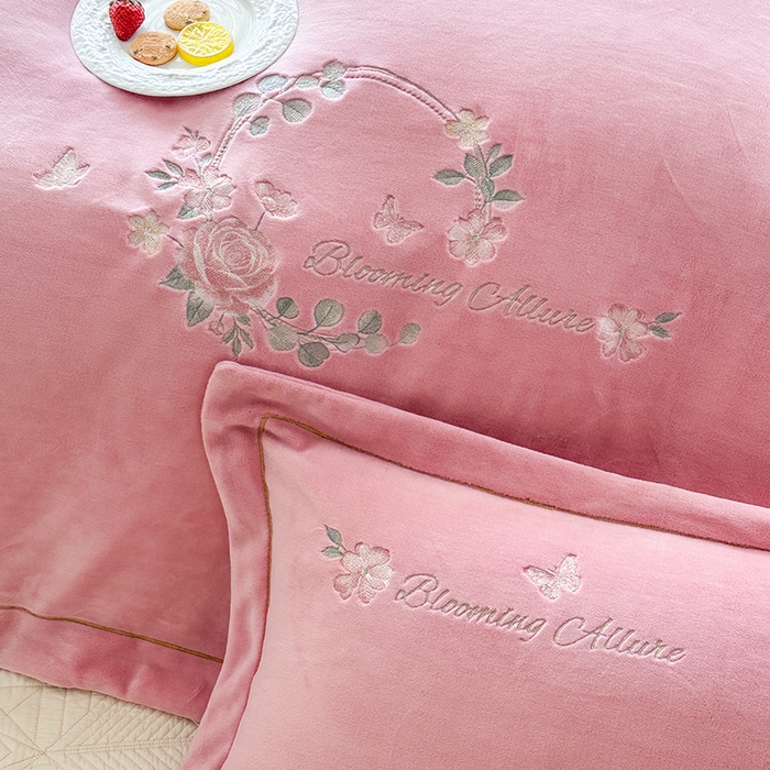 91家纺网 家纺一手货源 找家纺 美伦美焕 2025新款高克重牛奶绒绣花床盖四件套-花好月圆 花好月圆-豆沙