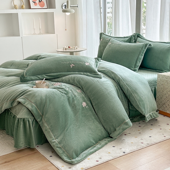 91家纺网 家纺一手货源 找家纺 美伦美焕 2025新款高克重牛奶绒绣花床盖四件套-花好月圆 花好月圆-湖绿