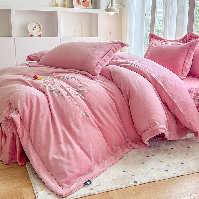 91家纺网 家纺一手货源 找家纺 美伦美焕 2025新款高克重牛奶绒绣花床盖四件套-花好月圆 花好月圆-豆沙