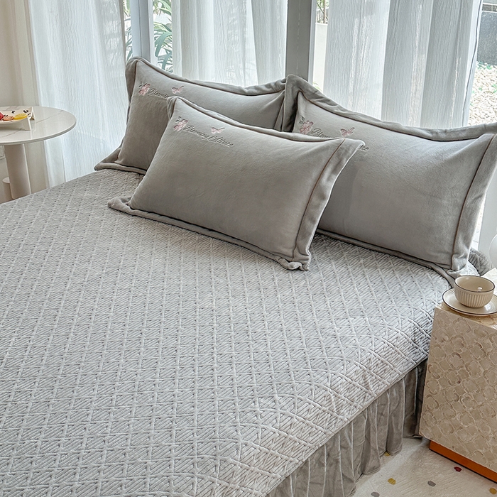 91家纺网 家纺一手货源 找家纺 美伦美焕 2025新款高克重牛奶绒绣花床盖四件套-花好月圆 花好月圆-烟灰