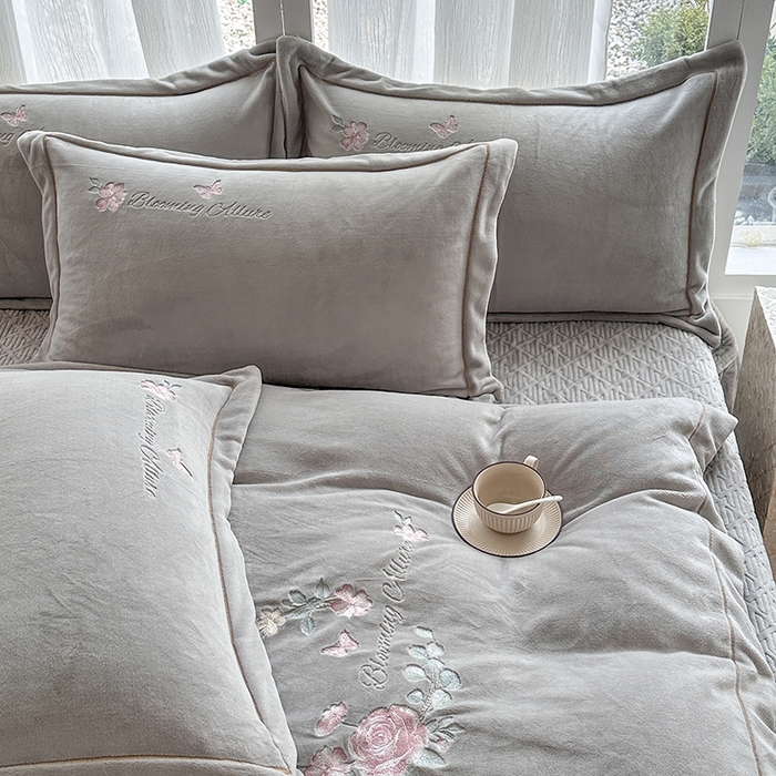 91家纺网 家纺一手货源 找家纺 美伦美焕 2025新款高克重牛奶绒绣花床盖四件套-花好月圆 花好月圆-烟灰