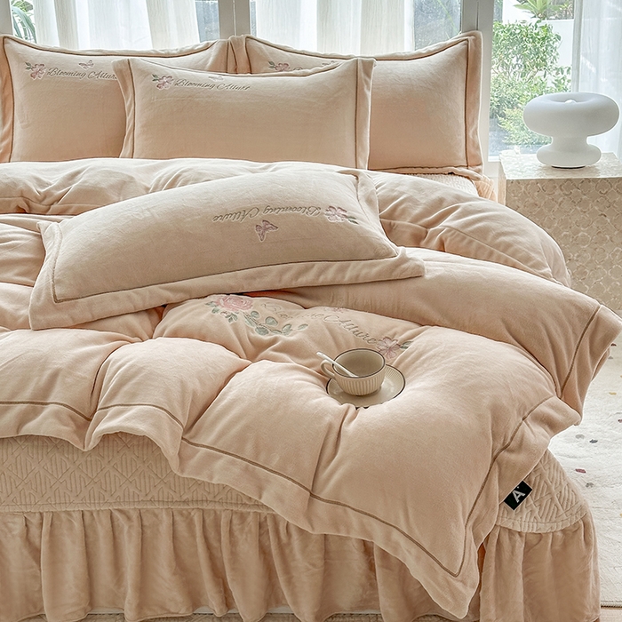 91家纺网 家纺一手货源 找家纺 （总）美伦美焕 2025新款高克重牛奶绒绣花床盖四件套-花好月圆