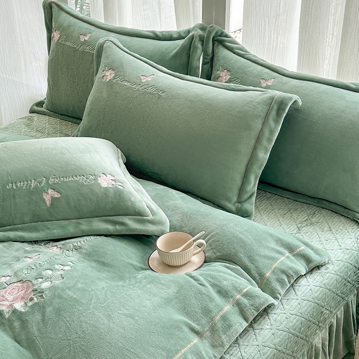 91家纺网 家纺一手货源 找家纺 美伦美焕 2025新款高克重牛奶绒绣花床盖四件套-花好月圆 花好月圆-湖绿