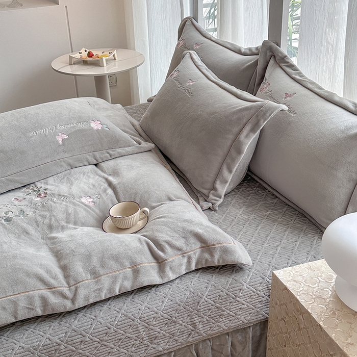 91家纺网 家纺一手货源 找家纺 美伦美焕 2025新款高克重牛奶绒绣花床盖四件套-花好月圆 花好月圆-烟灰