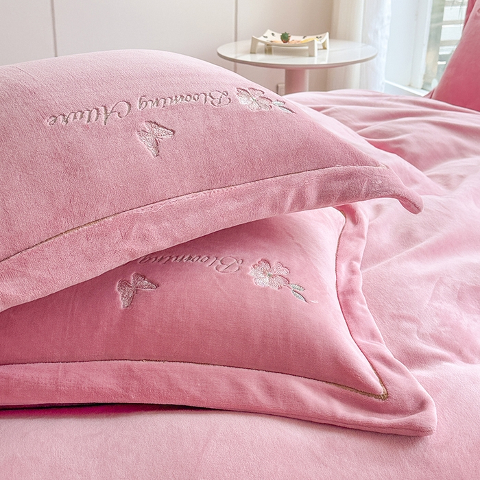 91家纺网 家纺一手货源 找家纺 （总）美伦美焕 2025新款高克重牛奶绒绣花床盖四件套-花好月圆