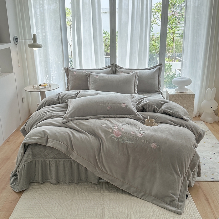 91家纺网 家纺一手货源 找家纺 美伦美焕 2025新款高克重牛奶绒绣花床盖四件套-花好月圆 花好月圆-烟灰