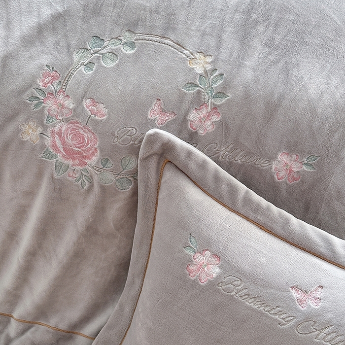 91家纺网 家纺一手货源 找家纺 美伦美焕 2025新款高克重牛奶绒绣花床盖四件套-花好月圆 花好月圆-烟灰