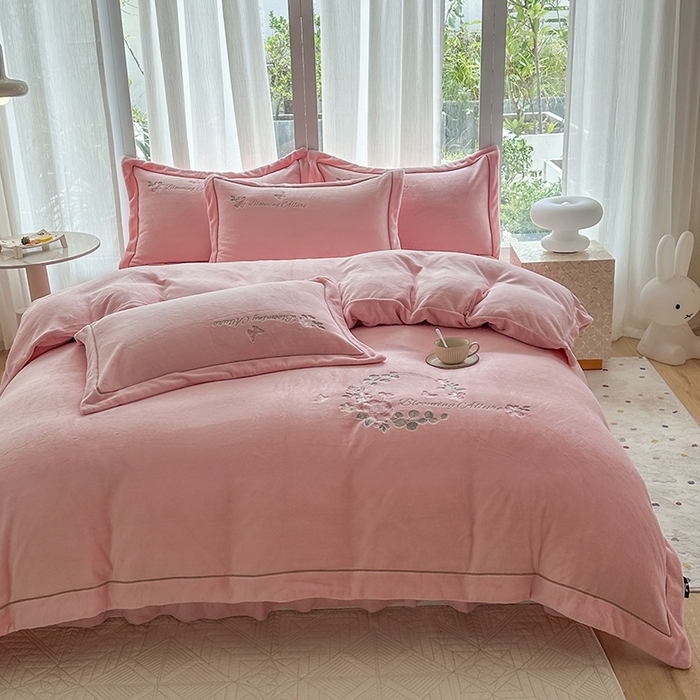 91家纺网 家纺一手货源 找家纺 美伦美焕 2025新款高克重牛奶绒绣花床盖四件套-花好月圆 花好月圆-粉玉