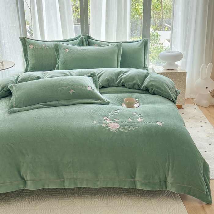 91家纺网 家纺一手货源 找家纺 美伦美焕 2025新款高克重牛奶绒绣花床盖四件套-花好月圆 花好月圆-湖绿
