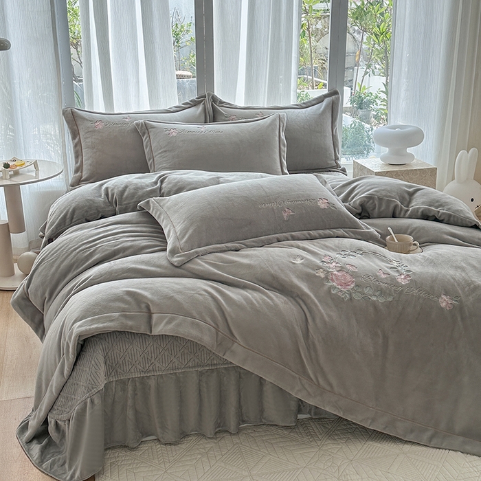 91家纺网 家纺一手货源 找家纺 美伦美焕 2025新款高克重牛奶绒绣花床盖四件套-花好月圆 花好月圆-烟灰