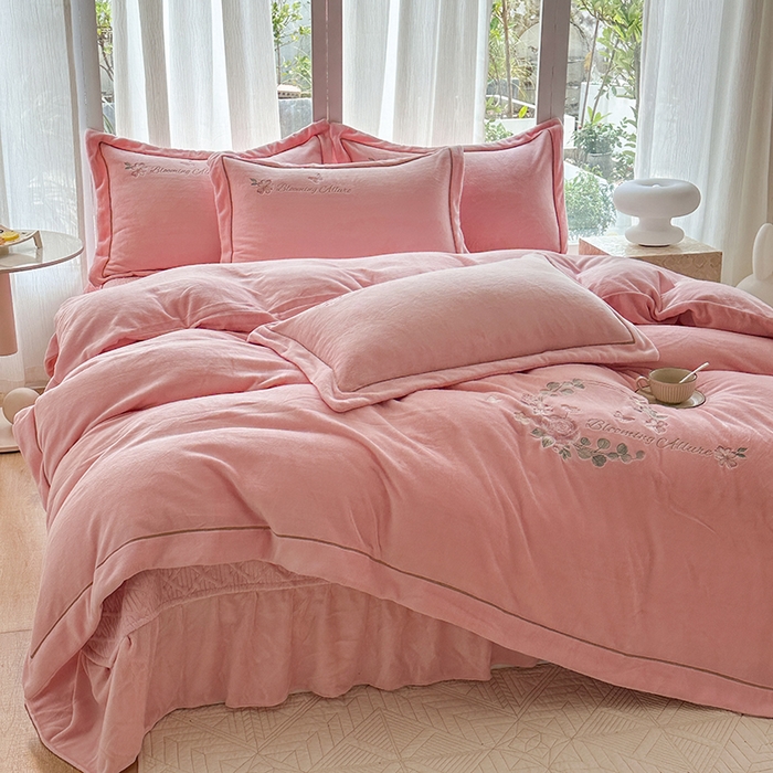 91家纺网 家纺一手货源 找家纺 美伦美焕 2025新款高克重牛奶绒绣花床盖四件套-花好月圆 花好月圆-粉玉