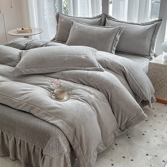 91家纺网 家纺一手货源 找家纺 美伦美焕 2025新款高克重牛奶绒绣花床盖四件套-花好月圆 花好月圆-烟灰