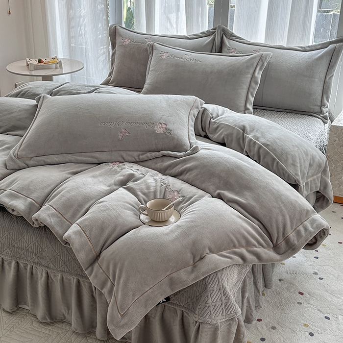 91家纺网 家纺一手货源 找家纺 美伦美焕 2025新款高克重牛奶绒绣花床盖四件套-花好月圆 花好月圆-烟灰