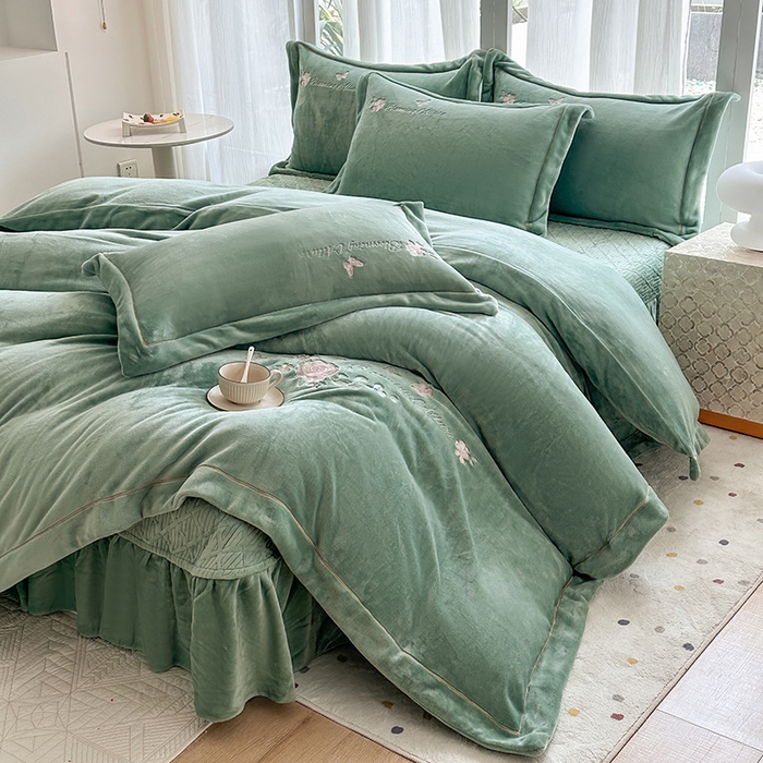 91家纺网 家纺一手货源 找家纺 美伦美焕 2025新款高克重牛奶绒绣花床盖四件套-花好月圆 花好月圆-湖绿