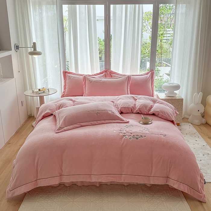 91家纺网 家纺一手货源 找家纺 美伦美焕 2025新款高克重牛奶绒绣花床盖四件套-花好月圆 花好月圆-粉玉