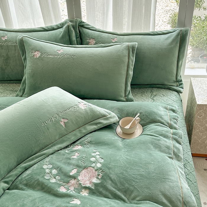 91家纺网 家纺一手货源 找家纺 美伦美焕 2025新款高克重牛奶绒绣花床盖四件套-花好月圆 花好月圆-湖绿