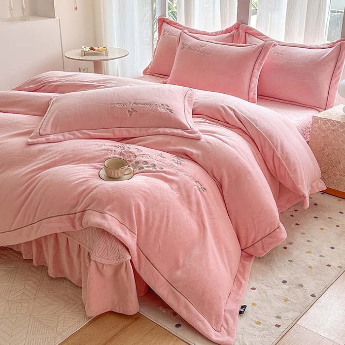 91家纺网 家纺一手货源 找家纺 美伦美焕 2025新款高克重牛奶绒绣花床盖四件套-花好月圆 花好月圆-粉玉