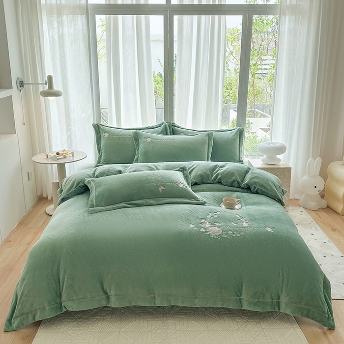 91家纺网 家纺一手货源 找家纺 美伦美焕 2025新款高克重牛奶绒绣花床盖四件套-花好月圆 花好月圆-湖绿