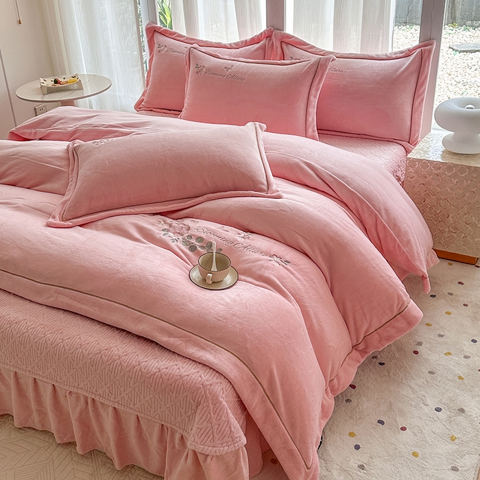 91家纺网 家纺一手货源 找家纺 美伦美焕 2025新款高克重牛奶绒绣花床盖四件套-花好月圆 花好月圆-粉玉