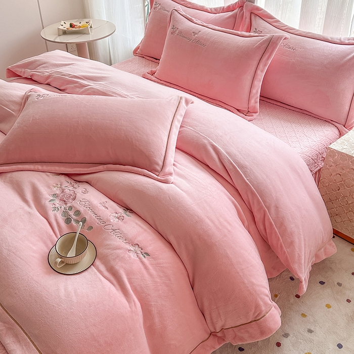 91家纺网 家纺一手货源 找家纺 美伦美焕 2025新款高克重牛奶绒绣花床盖四件套-花好月圆 花好月圆-粉玉