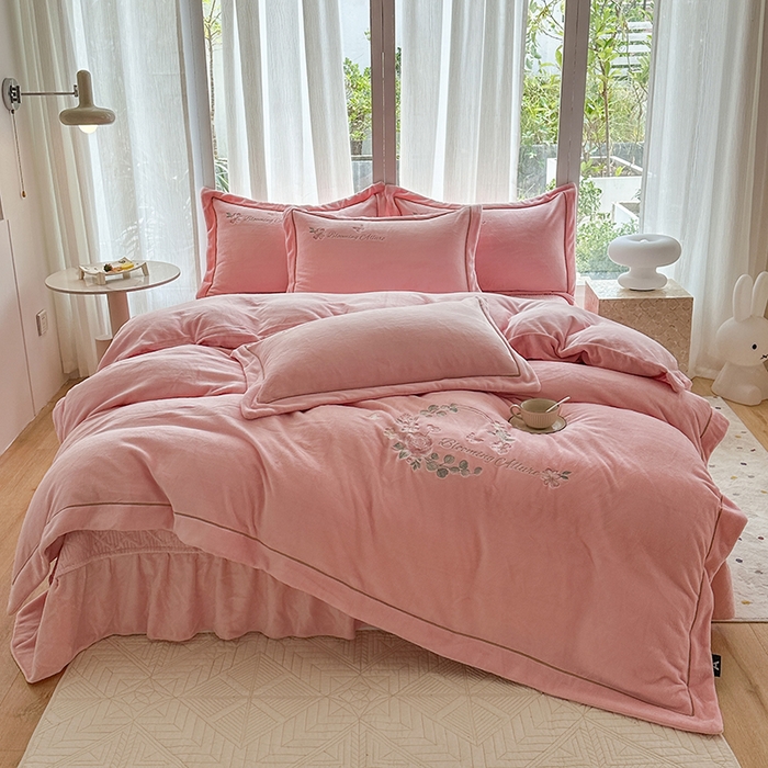 91家纺网 家纺一手货源 找家纺 美伦美焕 2025新款高克重牛奶绒绣花床盖四件套-花好月圆 花好月圆-粉玉