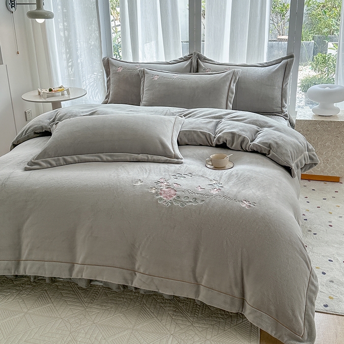 91家纺网 家纺一手货源 找家纺 美伦美焕 2025新款高克重牛奶绒绣花床盖四件套-花好月圆 花好月圆-烟灰