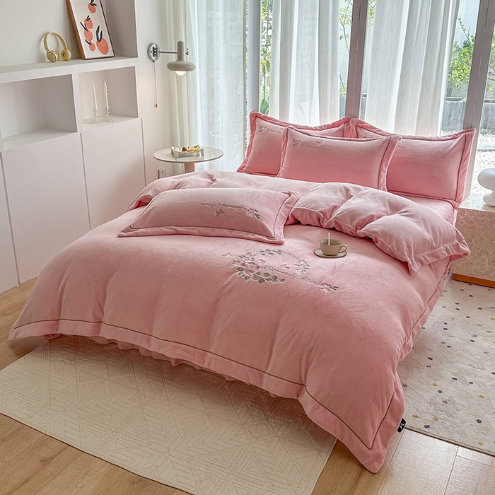 91家纺网 家纺一手货源 找家纺 美伦美焕 2025新款高克重牛奶绒绣花床盖四件套-花好月圆 花好月圆-粉玉