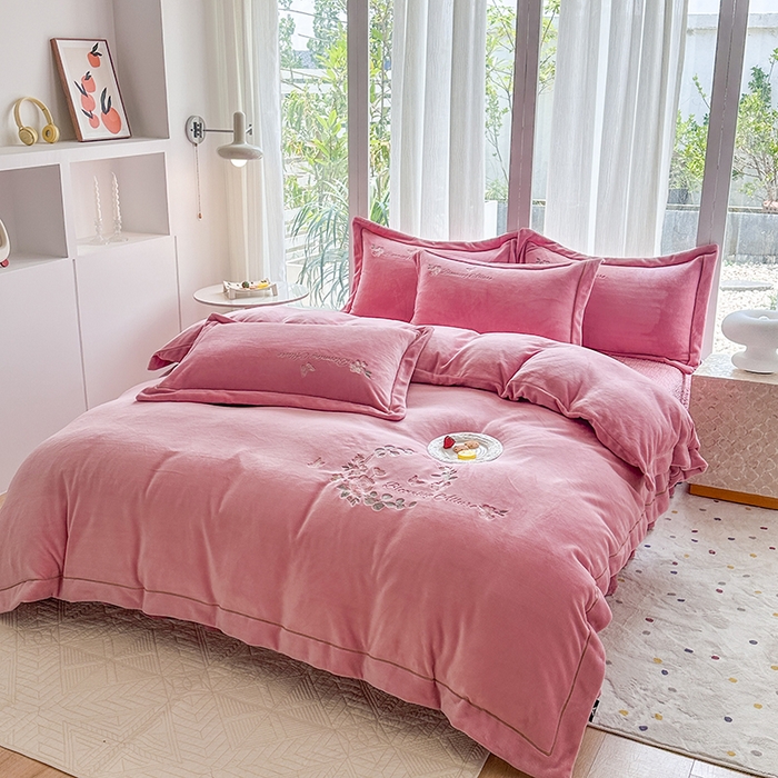 91家纺网 家纺一手货源 找家纺 （总）美伦美焕 2025新款高克重牛奶绒绣花床盖四件套-花好月圆