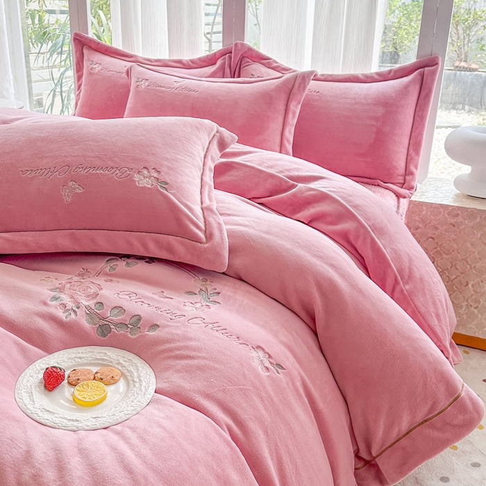 91家纺网 家纺一手货源 找家纺 （总）美伦美焕 2025新款高克重牛奶绒绣花床盖四件套-花好月圆