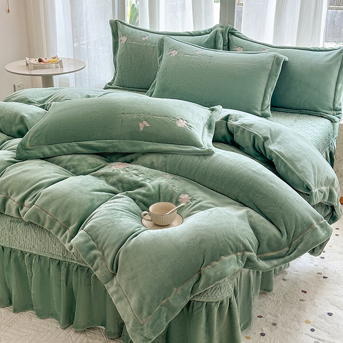 91家纺网 家纺一手货源 找家纺 美伦美焕 2025新款高克重牛奶绒绣花床盖四件套-花好月圆 花好月圆-湖绿
