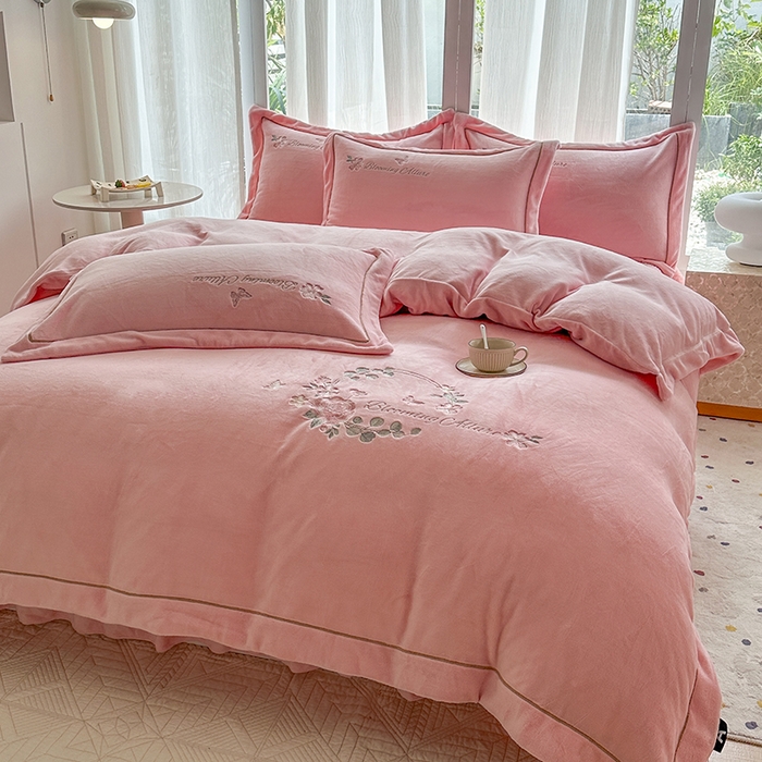 91家纺网 家纺一手货源 找家纺 美伦美焕 2025新款高克重牛奶绒绣花床盖四件套-花好月圆 花好月圆-粉玉