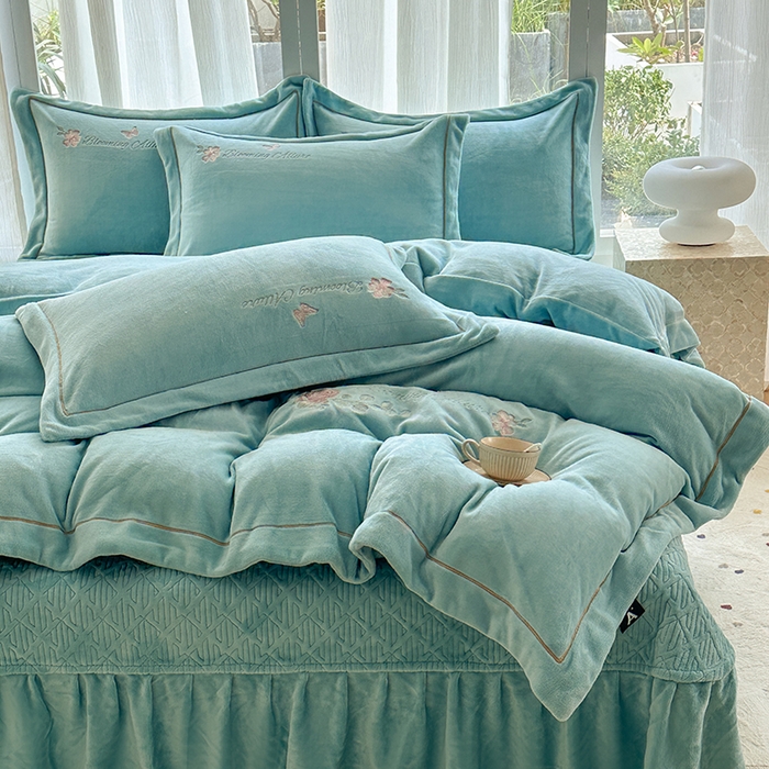 91家纺网 家纺一手货源 找家纺 （总）美伦美焕 2025新款高克重牛奶绒绣花床盖四件套-花好月圆