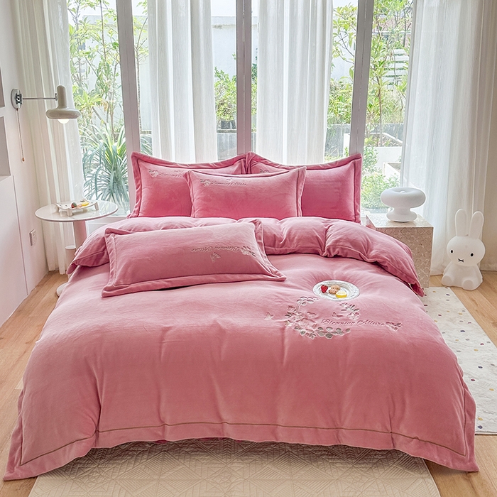 91家纺网 家纺一手货源 找家纺 美伦美焕 2025新款高克重牛奶绒绣花床盖四件套-花好月圆 花好月圆-豆沙