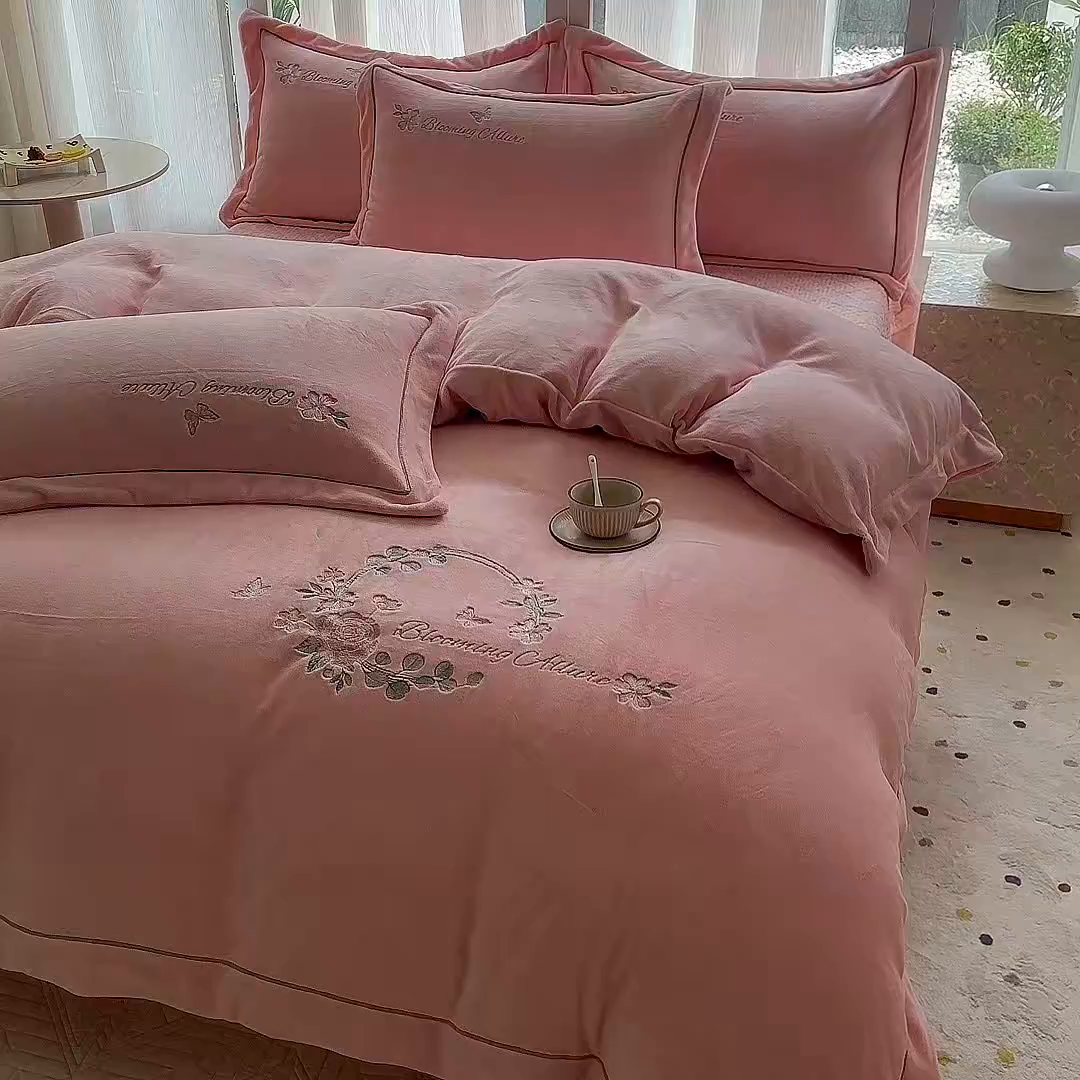 91家纺网 家纺一手货源 找家纺 美伦美焕 2025新款高克重牛奶绒绣花床盖四件套-花好月圆 花好月圆-粉玉