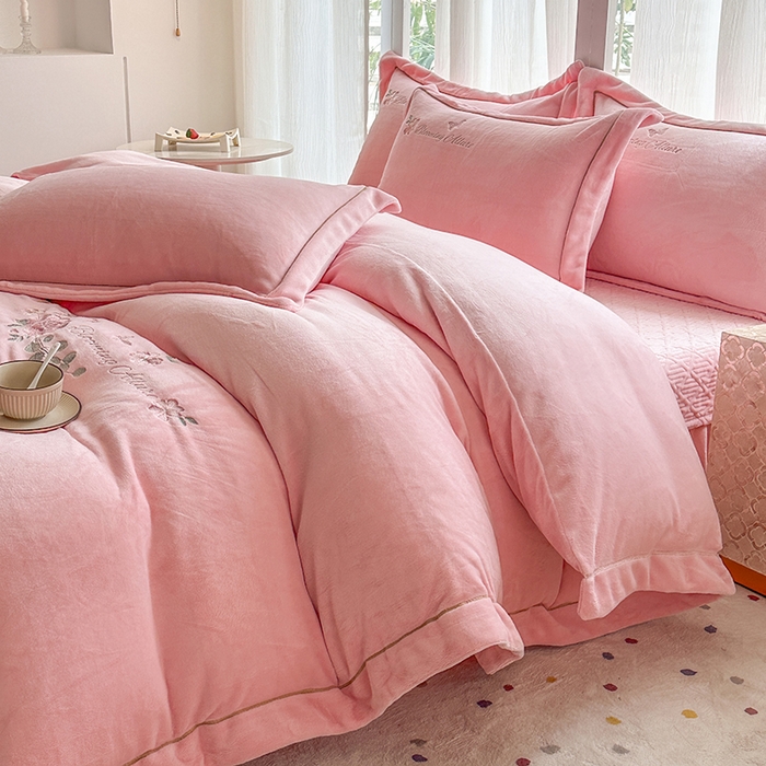91家纺网 家纺一手货源 找家纺 美伦美焕 2025新款高克重牛奶绒绣花床盖四件套-花好月圆 花好月圆-粉玉