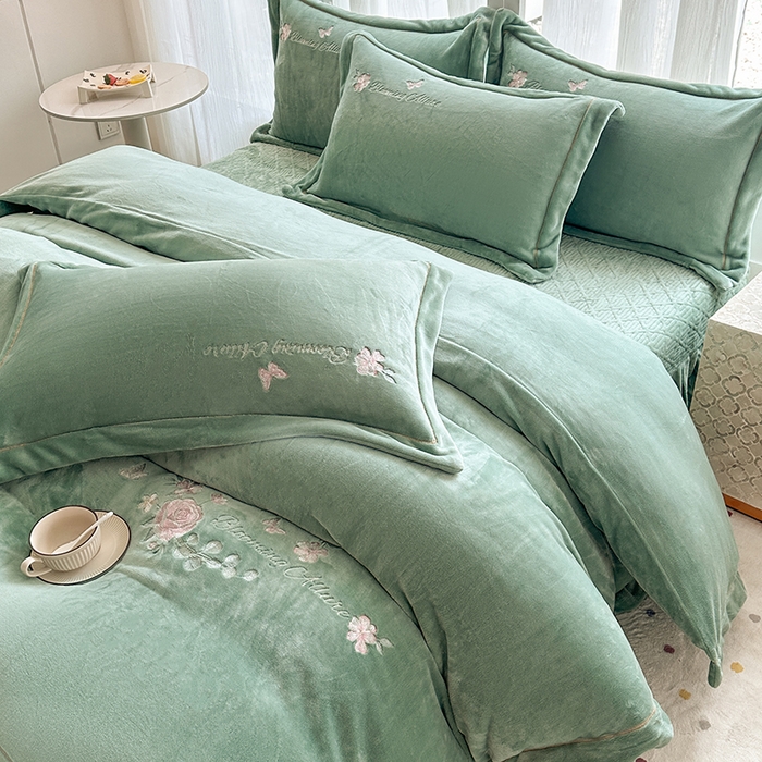 91家纺网 家纺一手货源 找家纺 美伦美焕 2025新款高克重牛奶绒绣花床盖四件套-花好月圆 花好月圆-湖绿