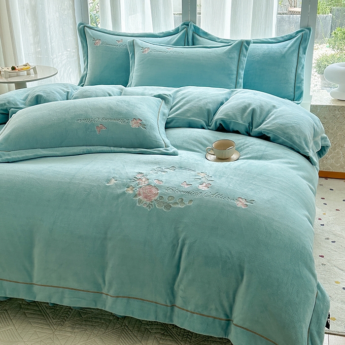 91家纺网 家纺一手货源 找家纺 美伦美焕 2025新款高克重牛奶绒绣花床盖四件套-花好月圆 花好月圆-蔚蓝