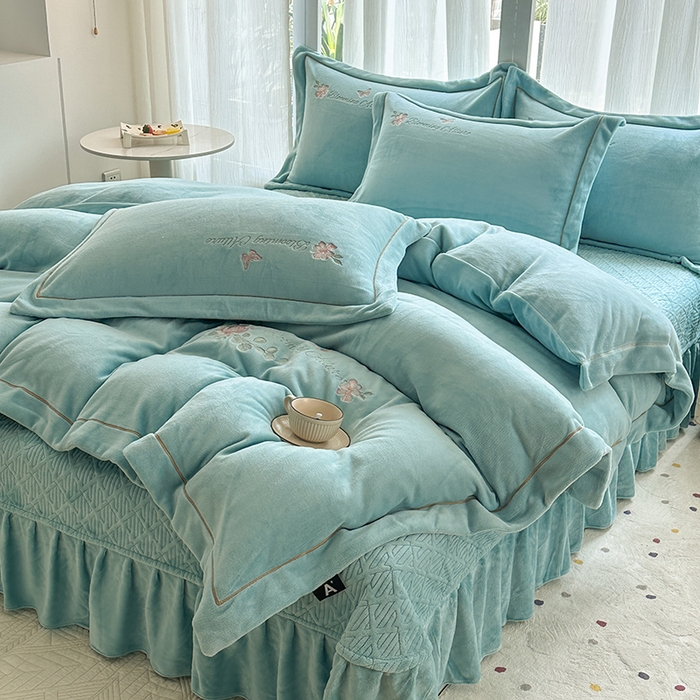91家纺网 家纺一手货源 找家纺 美伦美焕 2025新款高克重牛奶绒绣花床盖四件套-花好月圆 花好月圆-蔚蓝