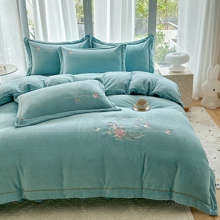 91家纺网 家纺一手货源 找家纺 美伦美焕 2025新款高克重牛奶绒绣花床盖四件套-花好月圆 花好月圆-蔚蓝