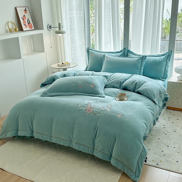 91家纺网 家纺一手货源 找家纺 美伦美焕 2025新款高克重牛奶绒绣花床盖四件套-花好月圆 花好月圆-蔚蓝