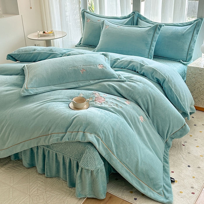 91家纺网 家纺一手货源 找家纺 美伦美焕 2025新款高克重牛奶绒绣花床盖四件套-花好月圆 花好月圆-蔚蓝