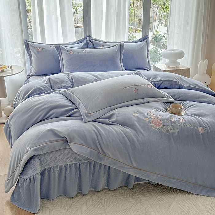 91家纺网 家纺一手货源 找家纺 美伦美焕 2025新款高克重牛奶绒绣花床盖四件套-花好月圆 花好月圆-银灰