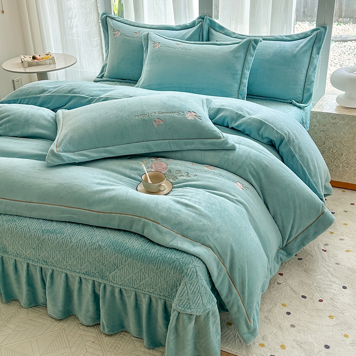 91家纺网 家纺一手货源 找家纺 美伦美焕 2025新款高克重牛奶绒绣花床盖四件套-花好月圆 花好月圆-蔚蓝