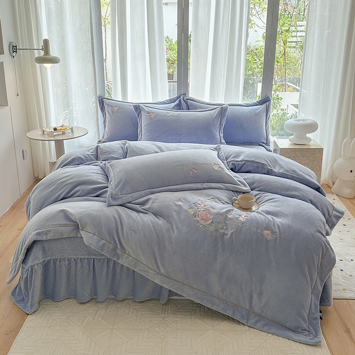 91家纺网 家纺一手货源 找家纺 美伦美焕 2025新款高克重牛奶绒绣花床盖四件套-花好月圆 花好月圆-银灰