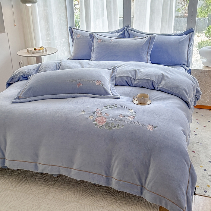 91家纺网 家纺一手货源 找家纺 美伦美焕 2025新款高克重牛奶绒绣花床盖四件套-花好月圆 花好月圆-银灰