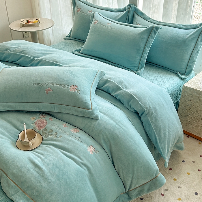 91家纺网 家纺一手货源 找家纺 美伦美焕 2025新款高克重牛奶绒绣花床盖四件套-花好月圆 花好月圆-蔚蓝